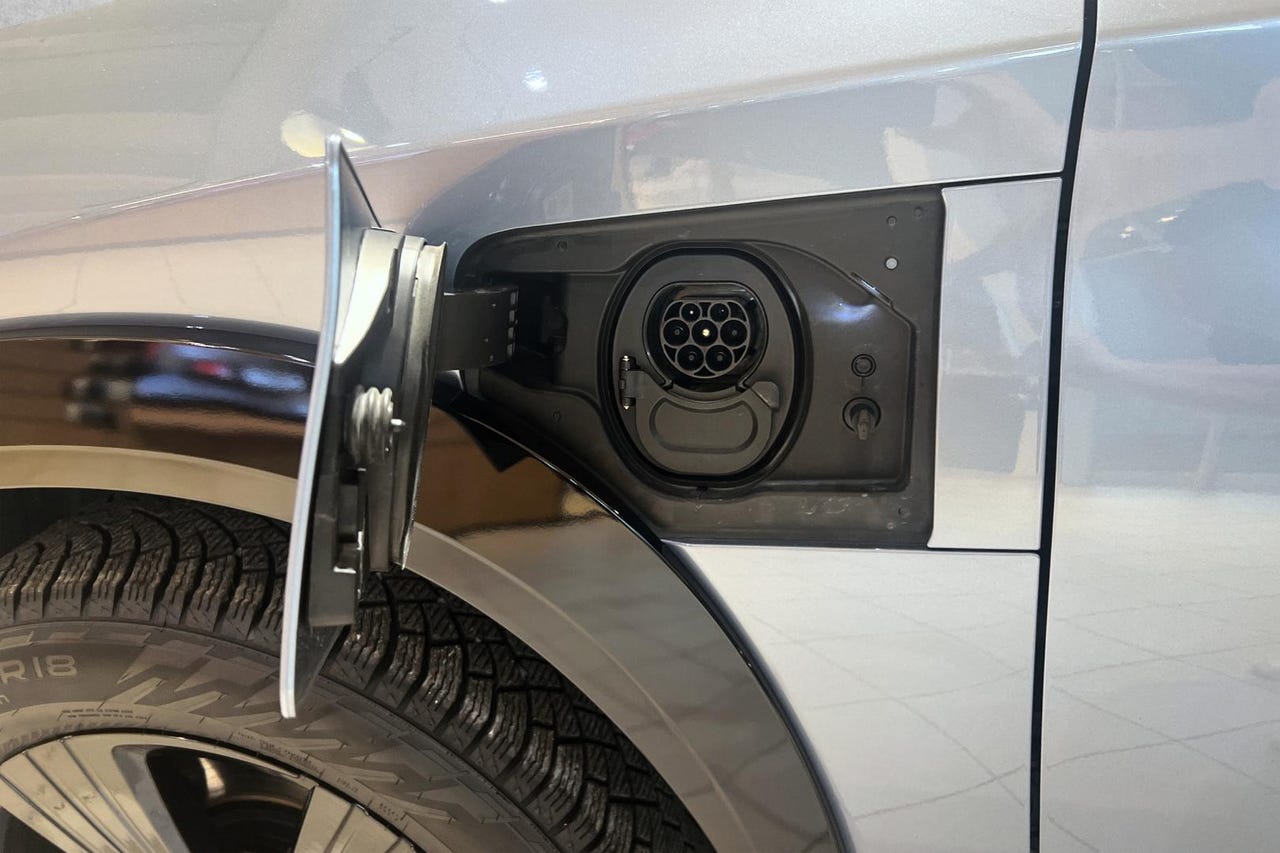 Lexus RZ 300e FWD Luxe – Image 15